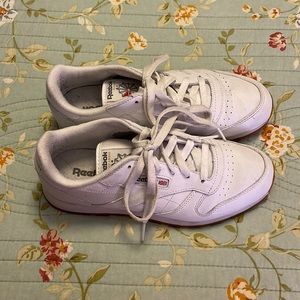 Reebok big kids classic size 5&1/2. In very good condition.